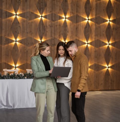 female-wedding-planner-working-with-couple